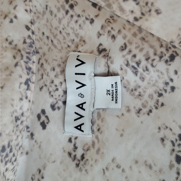 4/$20 Ava & Viv Women Top Beige Snakeskin Print Blouse Balloon Sleeve V Neck 2X - Picture 2 of 8